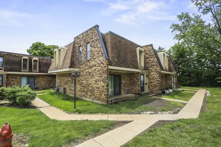 2130 Country Club Dr, Woodridge IL